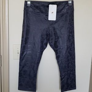 NWT Fabletics Powerhold Crop Workout Pants Sz M
